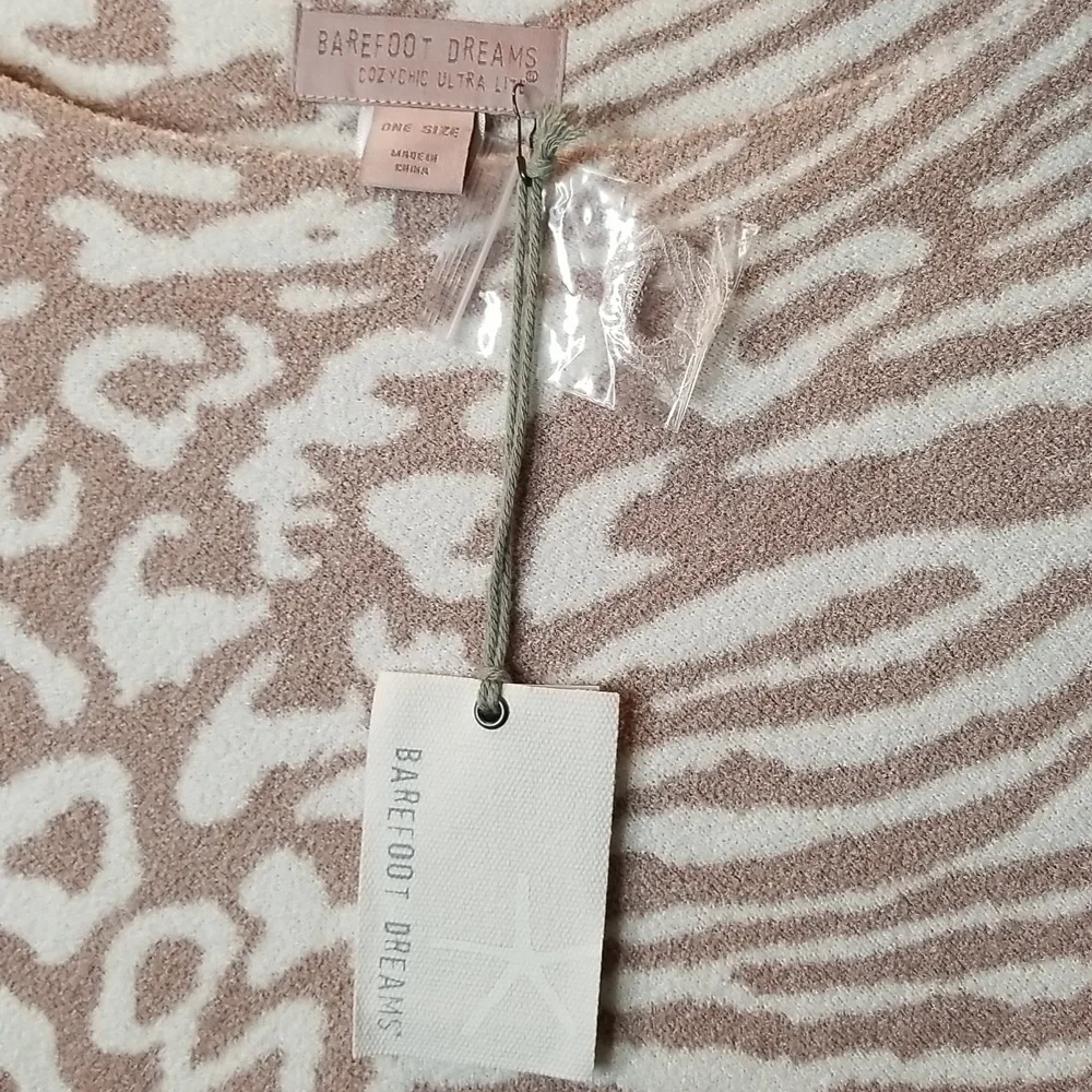 NWT Barefoot Dreams Cozy Ultra Lite Ocean Breeze Faded Rose Animal Print Poncho - Picture 7 of 8